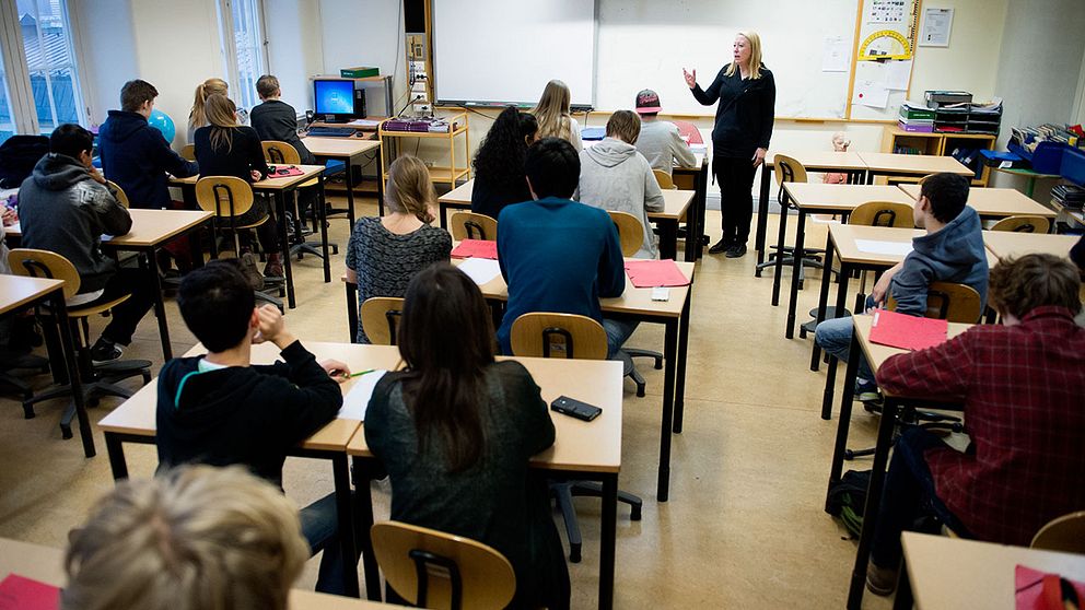 Merparten av Skånes kommuner hoppas ha löst lärarbristen när skolan börjar genom att på olika sätt trolla med knäna.