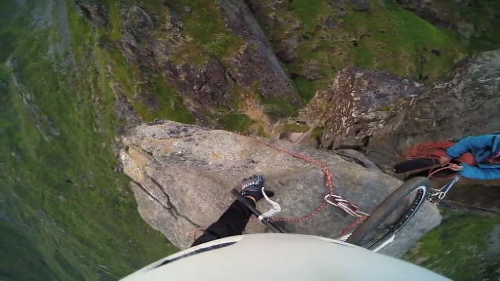 Videoklippet får de flesta att dra efter andan och undra om norrmannen Eirik Ulltang är galen. Men för den 26-årige trialcyklisten var det en dröm som gick i uppfyllelse. Hans cykelhopp mellan två bergstoppar har nu blivit en stor nyhet i Norge.