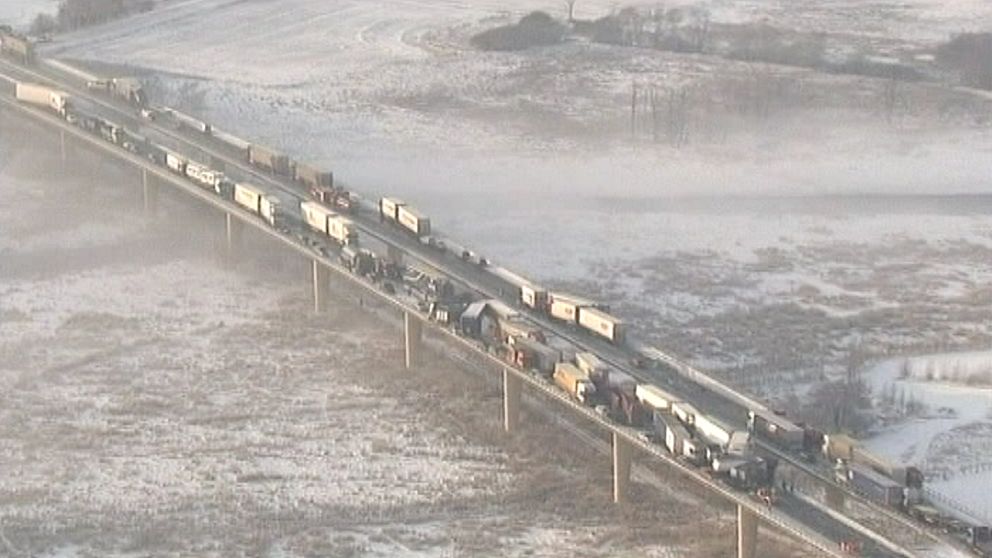 En mycket omfattande masskrock inträffade på Tranarpsbron i nordvästra Skåne den 15 januari. Hur pass omfattande masskrocken var blev minst sagt tydlig sett från ovan.