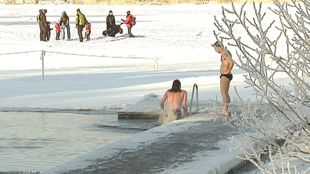 Kyla avskräcker inte vissa, som här vinterbadare i Stockholm den 19 januari.