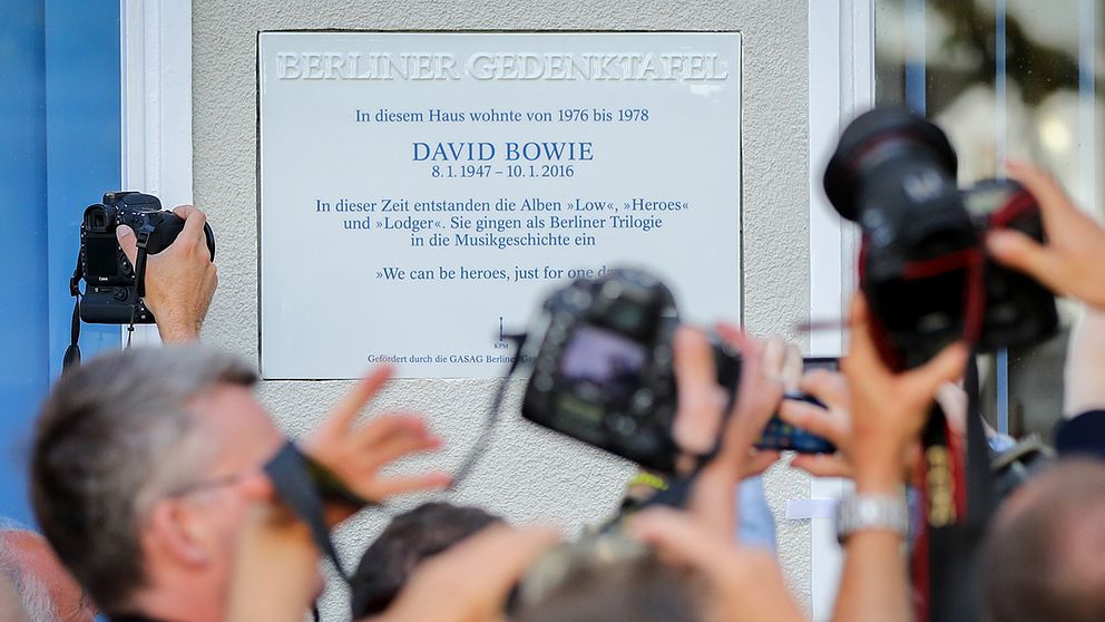 David Bowie hedrades under gårdagen med en minnesplakett utanför den lägenhet i Berlin han bodde i under två års tid på 70-talet.