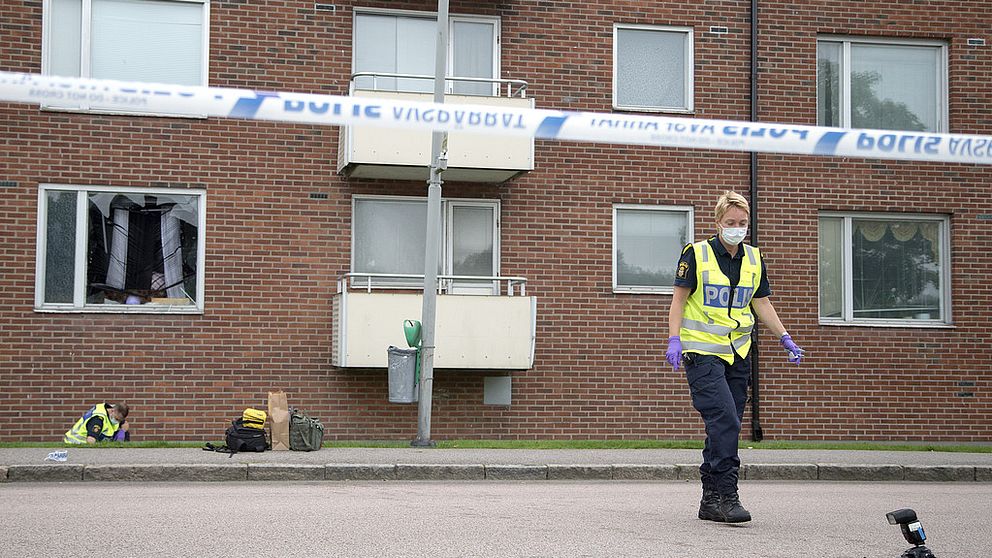 TT: ”GÖTEBORG 20 160 822 Polisens tekniker undersöker området kring den lägenhet där ett barn omkom i en explosion i ett flerfamiljshus på Dimvädersgatan i Biskopsgården i Göteborg i natt. Händelsen är rubricerad som allmänfarlig ödeläggelse. Ingen är misstänkt eller gripen för dådet. Foto: Björn Larsson Rosvall / TT kod 9200”