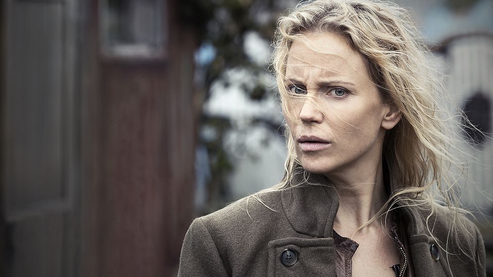 Sofia Helin som Saga Norén.