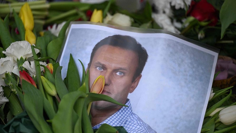 Bild på den döda oppositionsledaren Aleksej Navalnyj bland blommor.