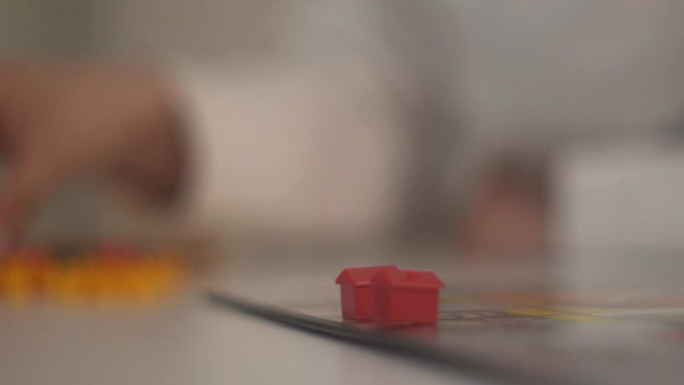 Monopolhus som står på ett bord