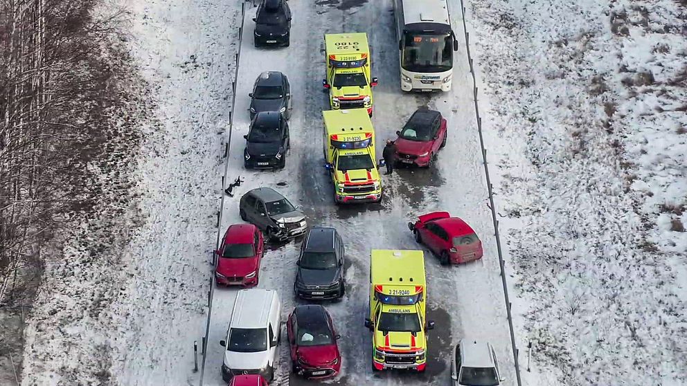 Ambulanser tar sig fram mellan fordon på E18
