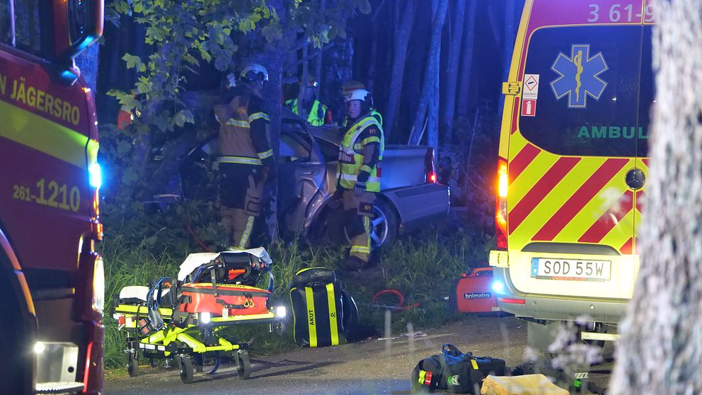 Räddningstjänst, ambulanspersonal och polis arbetar på platsen där en personbil med fyra unga personer kört in i ett träd i Svedala kommun.