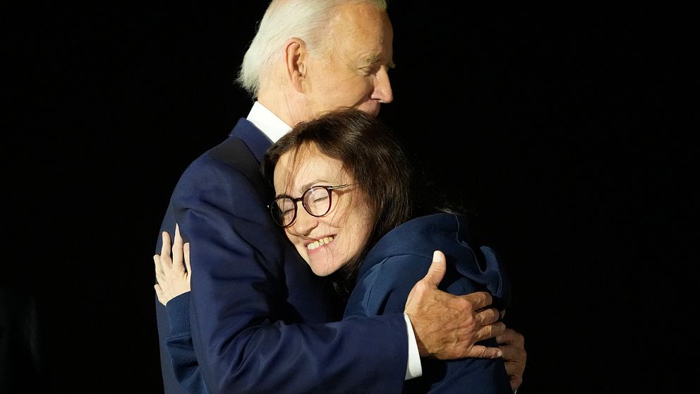 Journalisten Alsu Kurmasheva och USA:s president Joe Biden.