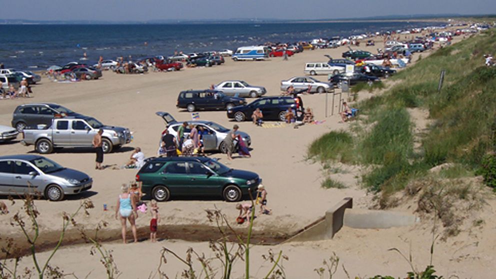 Bilar på stranden i Laholms kommun under sommaren.