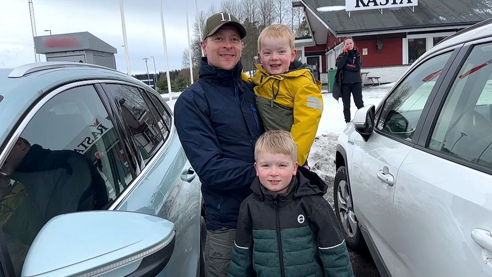 en dansk familj som stannar för att ladda bilen i Grums