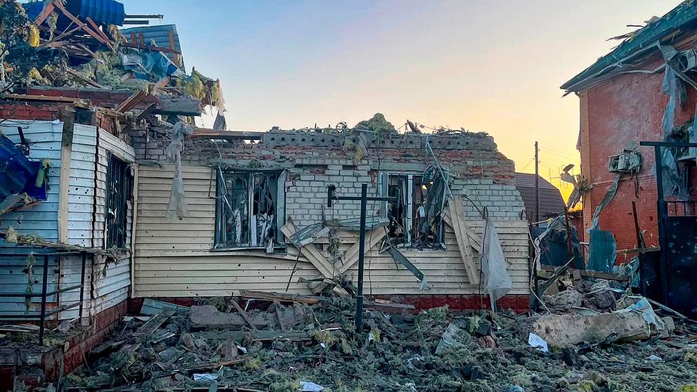 Ett förstört hus i vad som påstås vara i Kursk-regionen