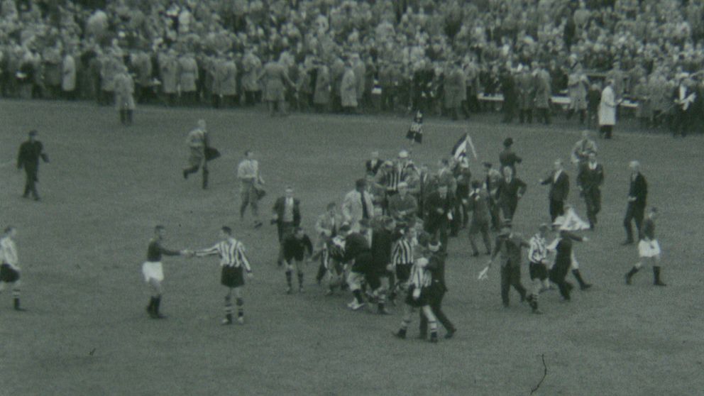 Landskrona BoIS supportrar stormar planen 1959