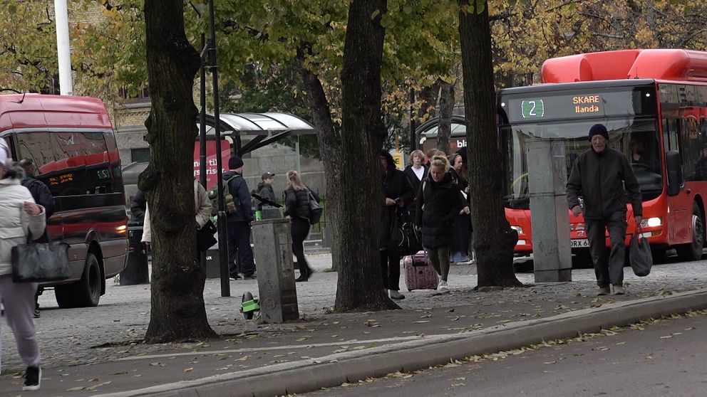 Människor och bussar