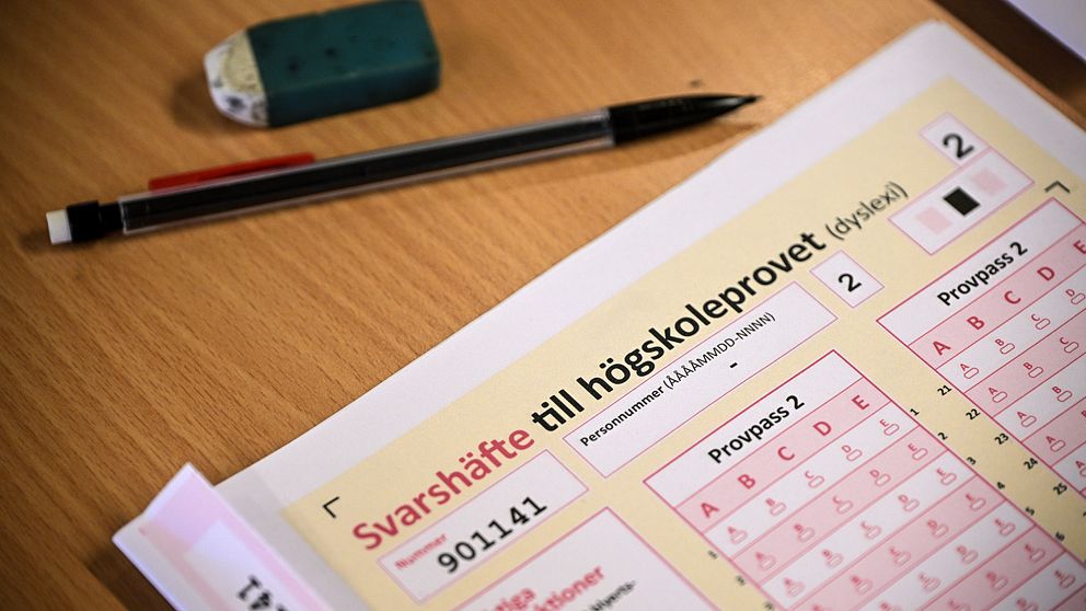En blyertspenna, ett suddgummi och ett svarshäfte för högskoleprov