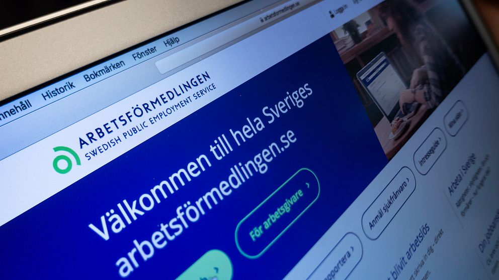 Arbetsförmedlingens hemsida visas på en laptopskärm.