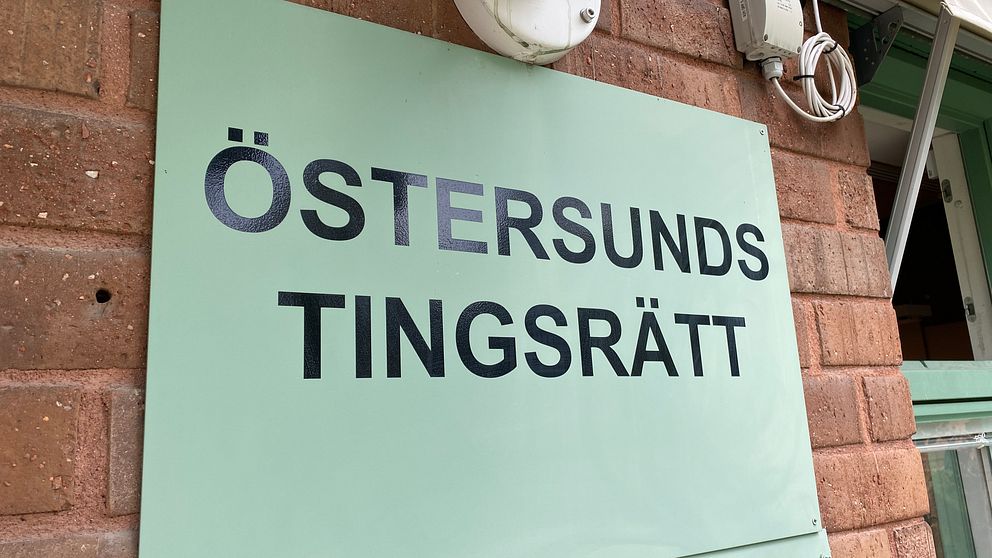 Skylt med texten ”Östersunds tingsrätt” på tegelvägg.