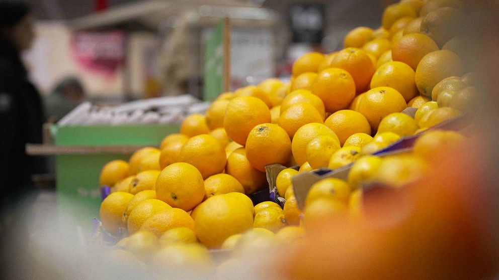 Citrusfrukter i en hög i en affär.