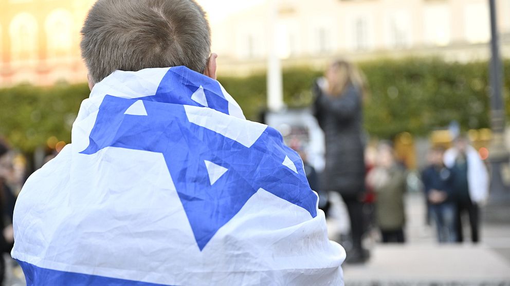 Man med israelisk flagga