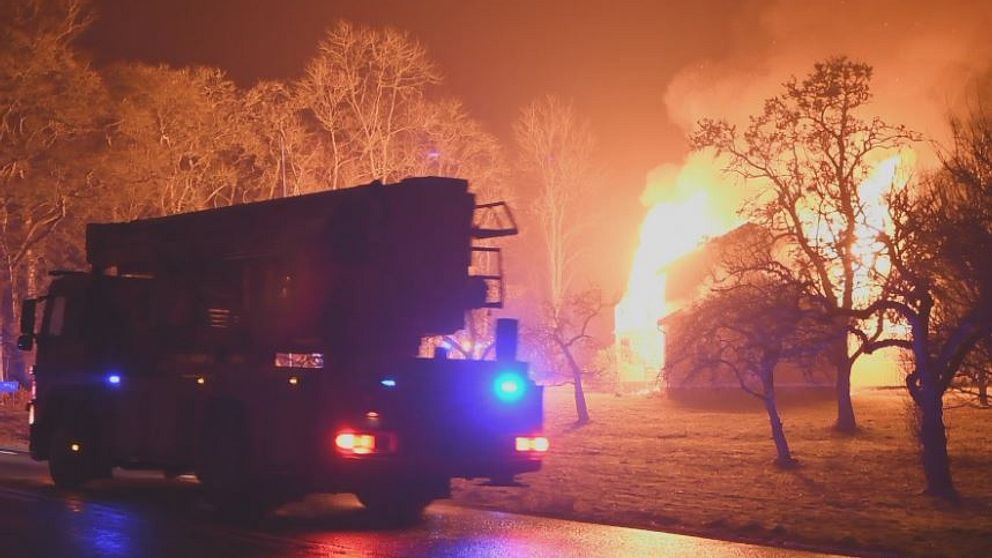 Villa brinner i Härlunda i Skara kommun. Räddningstjänsten på plats.