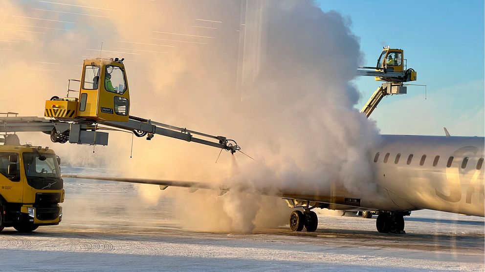 Isbekämpning på flygplan i Umeå.