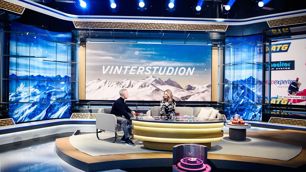 Programledare André Pops och skidskytteexpert Helena Ekholm i SVT:s Vinterstudion den 13 november 2021 i TV-huset i Stockholm.