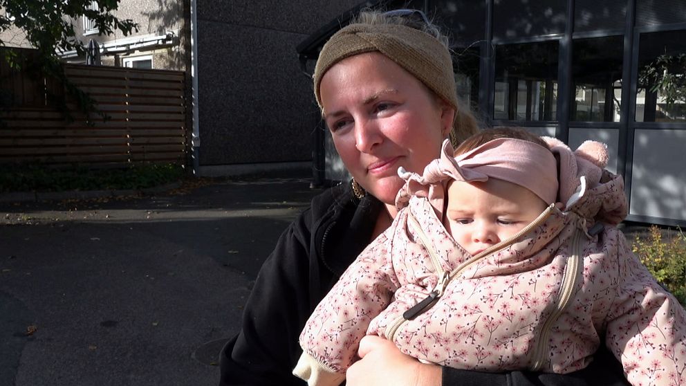 Lina Engström håller sin bebis Zoey i famnen