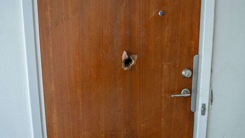 en närbild på en dörr med ett hål i mitten