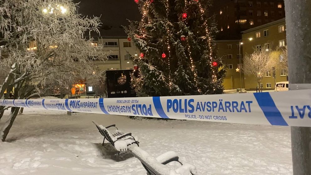 Polisavspärrning vid Järntorget i Eskilstuna. Snö på marken och en stor julgran på torget.
