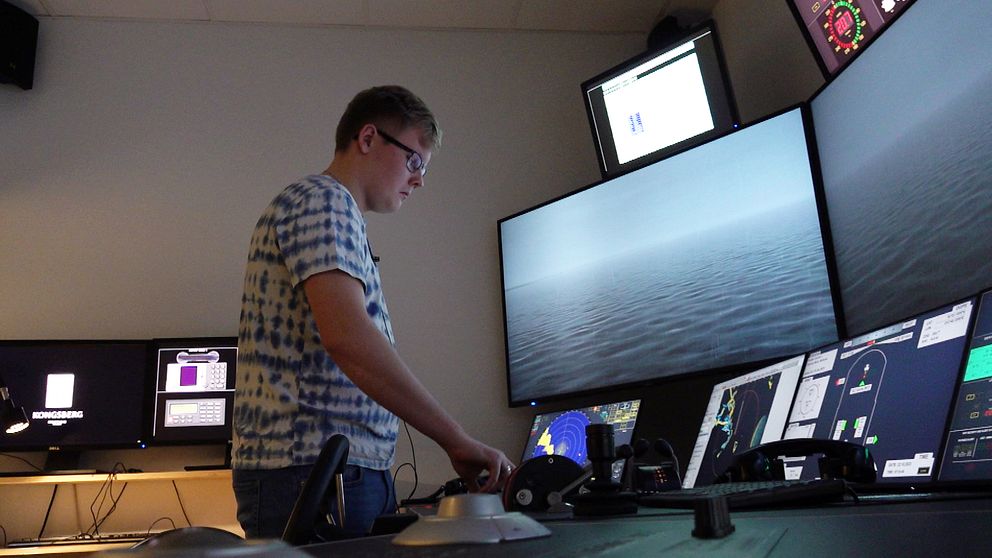 Student tränar på att köra fartyg i simulator på sjökaptensutbildningen
