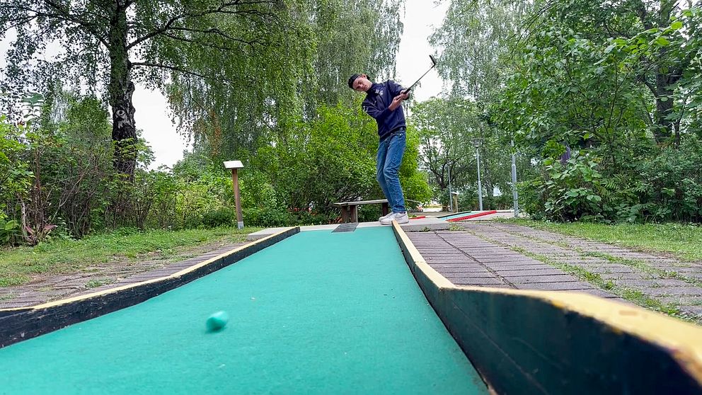 Albin Leander från Hoforsslår en boll på träning inför junior-VM i bangolf i Österike.