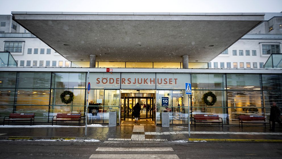 Entrén till Södersjukhuset med glasfasad och överhängande tak.