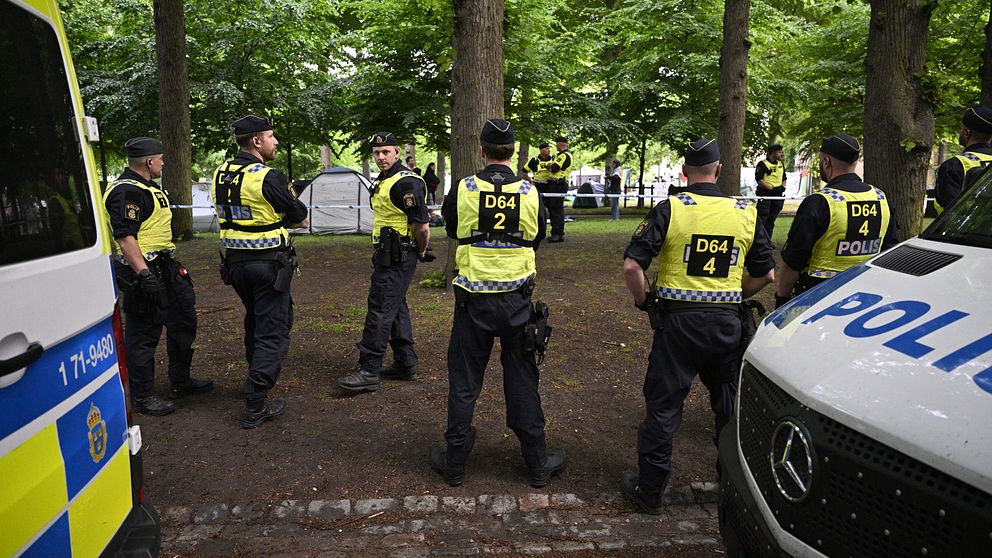 Poliser i gula västar i Lundagård.