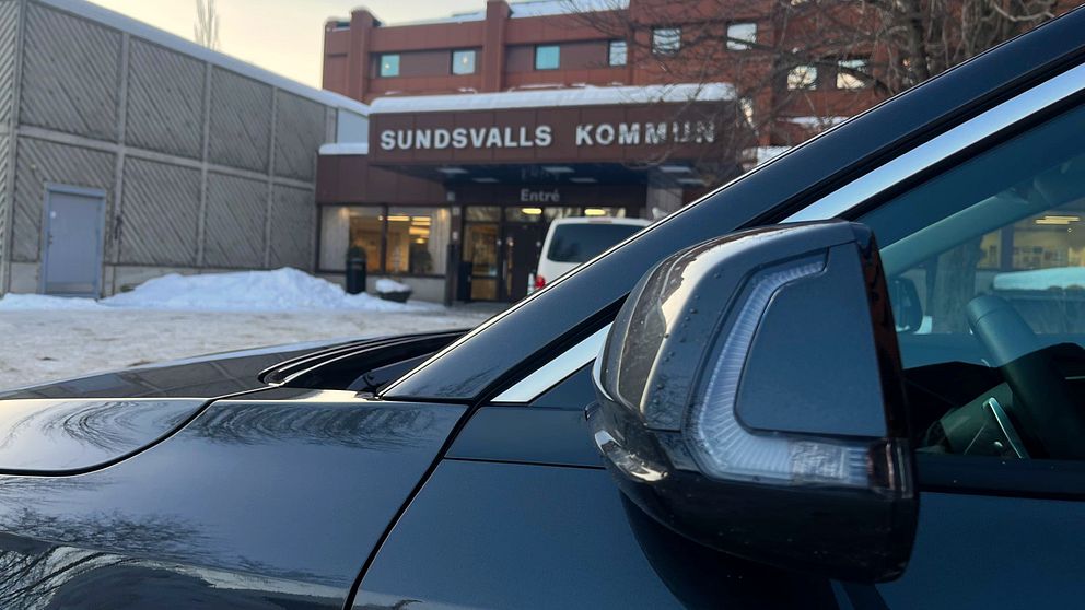 Bil som står parkerad utanför Sundsvalls kommunhus.