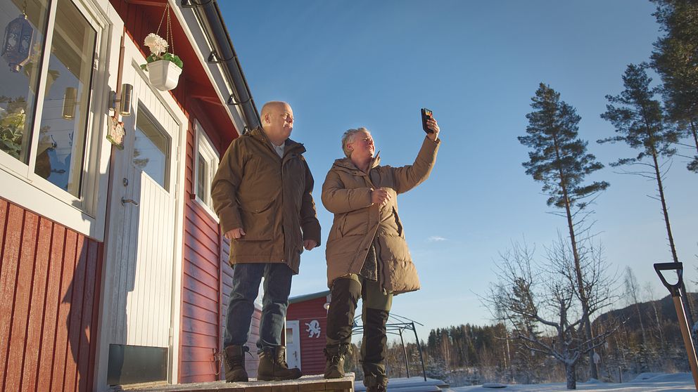 Stefan och Linda i Ryggesbo sträcker upp mobilen mot himlen för att försöka hitta täckning.
