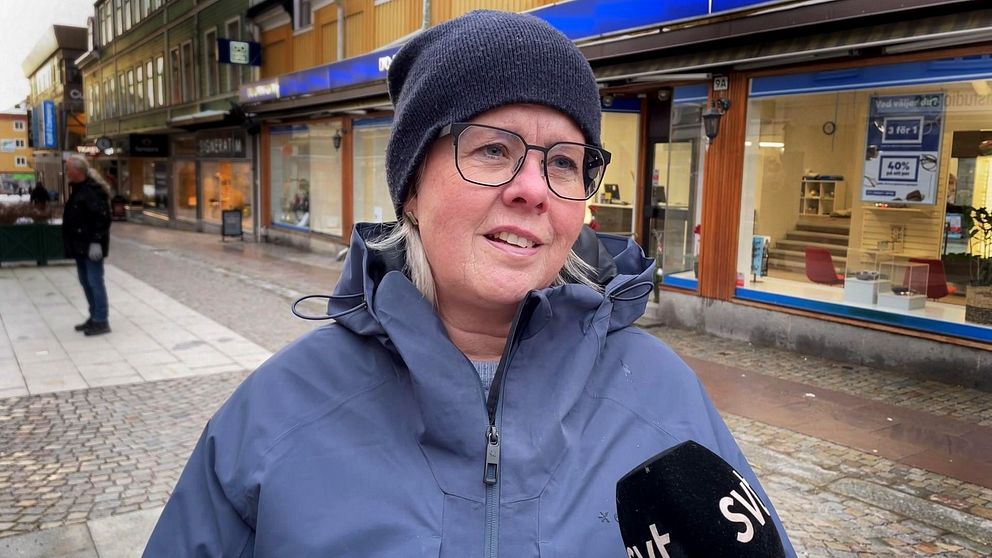 Maria Pekkala står med blå mössa och jacka på en gågata i Örnsköldsviks centrum.