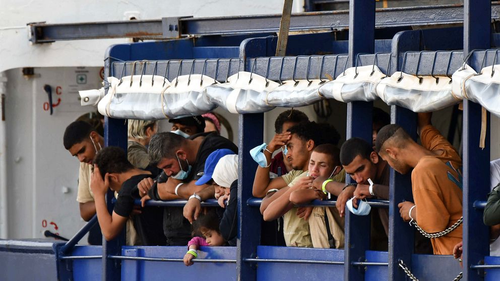 EU-parlamentariker debatterar migrationspakten.