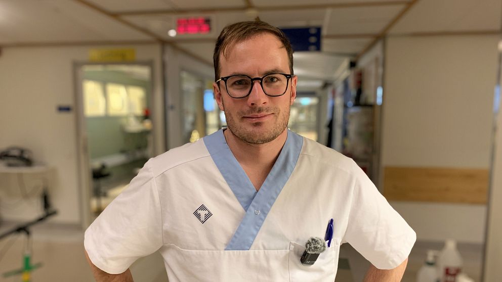SVT-reporter Lukas Deininger iklädd vårdkläder i en korridor på akutmottagningen i Umeå