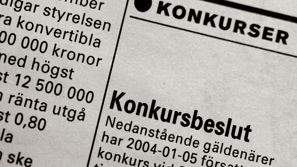 Text från en tidning som avser konkursbeslut, med rubriken ”KONKURSKURSER” och utdrag om ett konkursbeslut för en specifik gäldenär.
