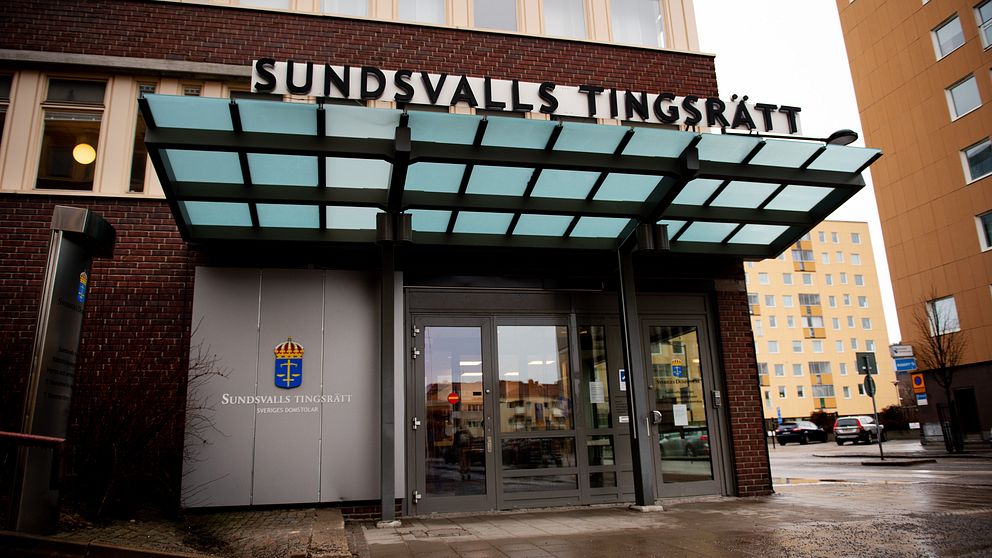 Bild på Sundsvalls tingsrätts entré.
