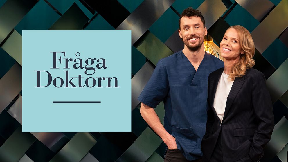 En man i sjukhuskläder står bredvid en kvinna i kostym, med en ljusblå bakgrund som innehåller texten ”Fråga Doktorn”. Bakgrunden är i olika nyanser av grön och blå.