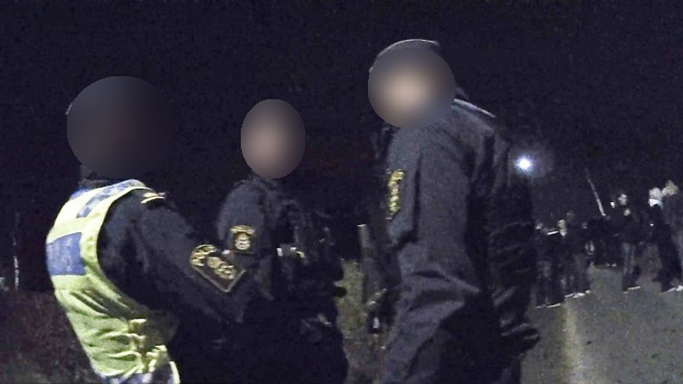 Tre poliser står bredvid varandra. Alla är blurrade.