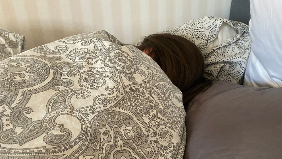 En tonåring ligger i sängen och sover