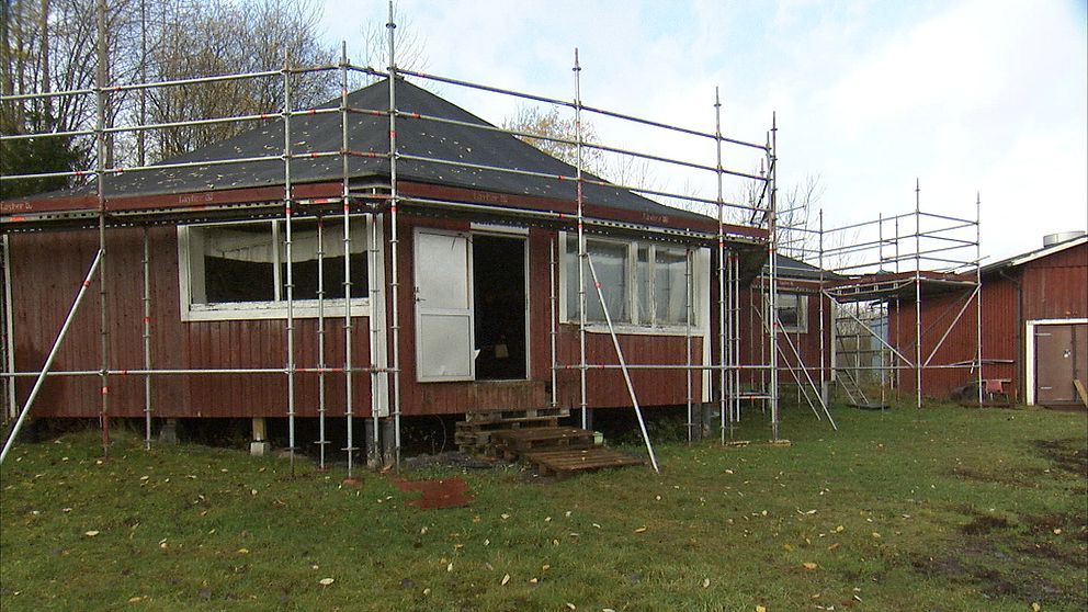 musikpaviljongen på idrottsplatsen i Slottsbron, byggställningar runt om huset
