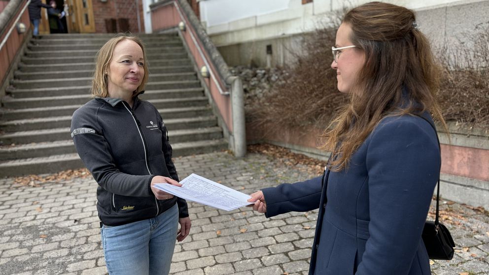 Lina ger namnunderskrifter som hon har samlat in till initiativtagande Klara