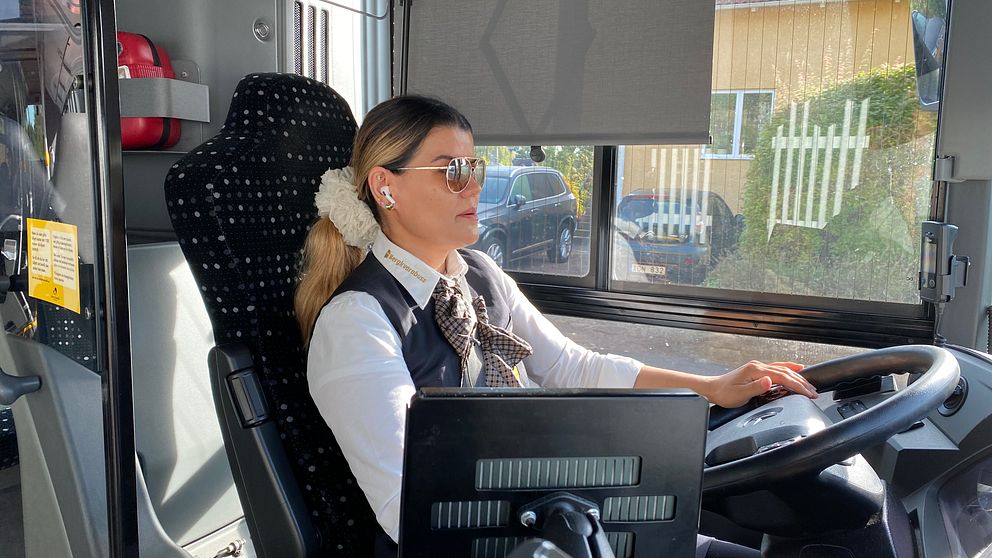 En kvinna kör buss