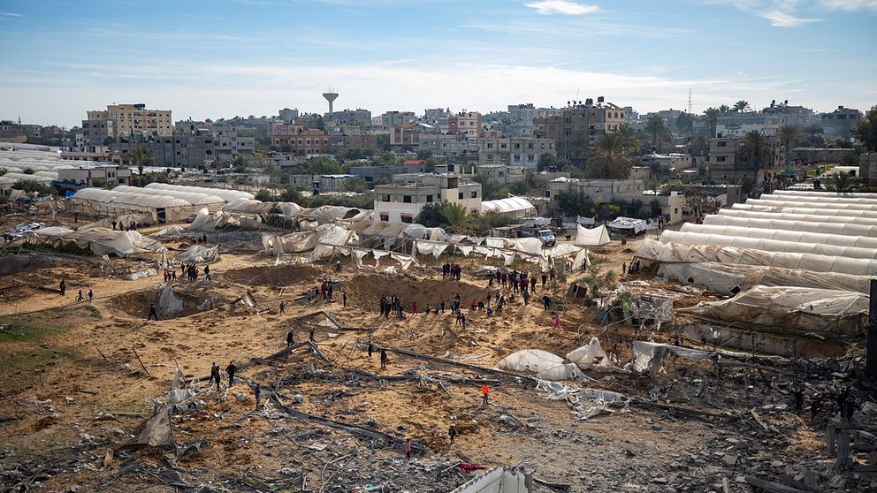 kratrar och förstörda byggnader efter israeliska flygangrepp mot Gaza