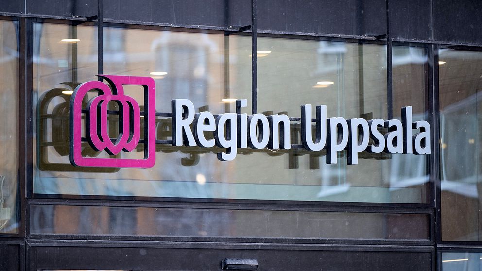 Region Uppsalas logotyp och namn på glasfasad.