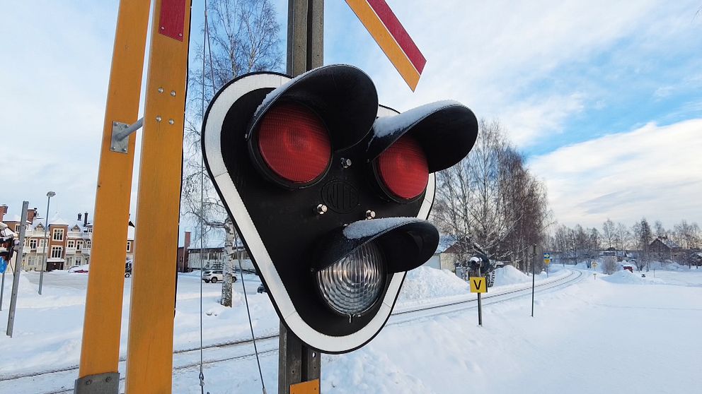 En stoppsignal vid en järnvägsövergång i vinterlandskap