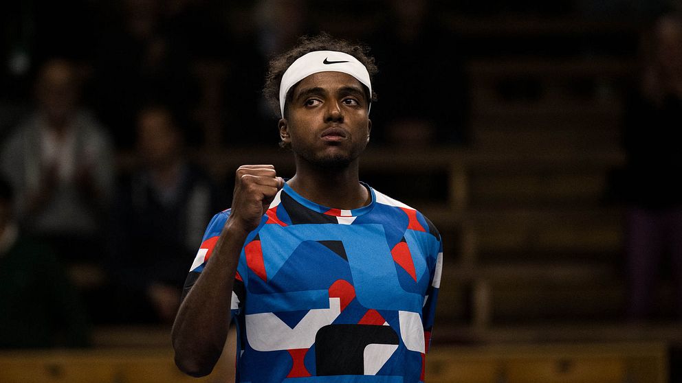 Tennisspelaren Elias Ymer knyter näven efter segern.