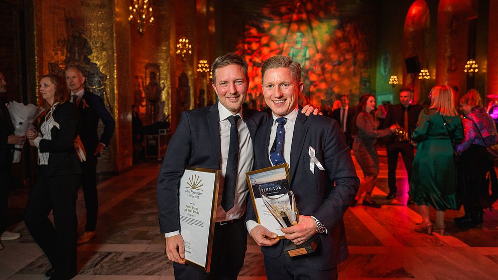 Bröderna Adam och Daniel Brånby, som äger textilföretaget Woolpower i Östersund, står i stadshuset i Stockholm där de har tagit emot priset för årets företagare 2023